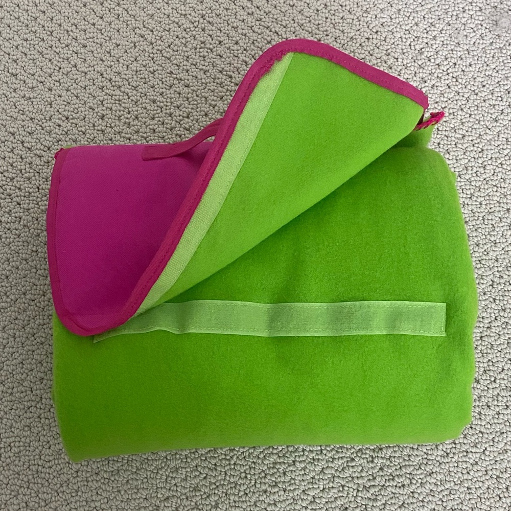 DKNY “Be Delicious” Throw Blanket - Picture 10 of 10
